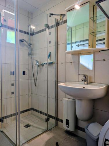 a bathroom with a sink and a shower at Kysthus in Damp