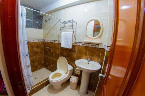 een badkamer met toilet en wastafel bij Mi Hostal Cusco in Cuzco