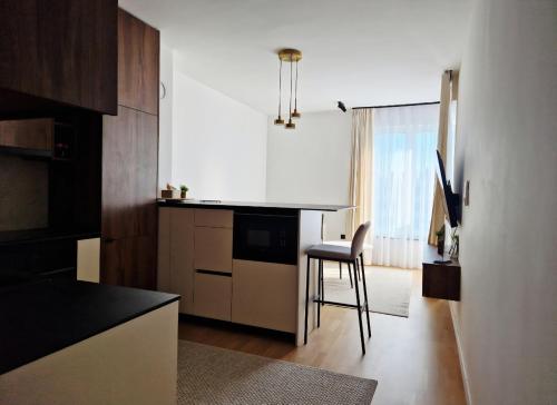 une cuisine avec un comptoir et un tabouret dans une pièce dans l'établissement Infinity Apartment & Privat Garage, à Sarajevo
