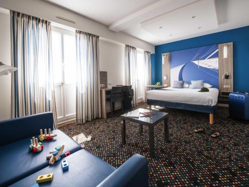 una camera d'albergo con un letto e una scrivania di ibis Styles St Gilles Croix de Vie centre-ville a Saint-Gilles-Croix-de-Vie