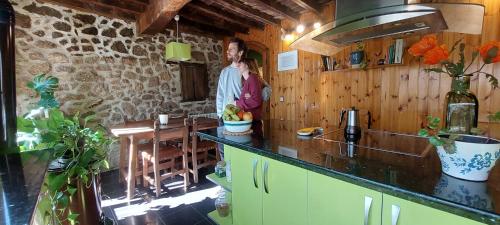 a man and a woman standing in a kitchen at La Casa de Su in Baños de Montemayor