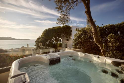 una vasca idromassaggio con vista sull'oceano di Hotel Adonis a Mykonos Città