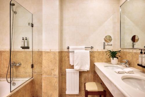 Ένα μπάνιο στο Hotel Adonis