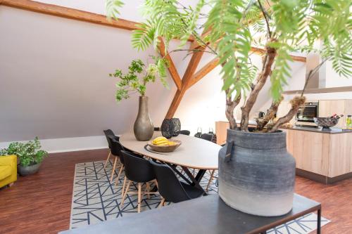 een eetkamer met een tafel met een boom bij B&B Reveille in Kleve