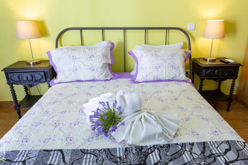 En eller flere senge i et værelse på Alojamento Costa & Dias