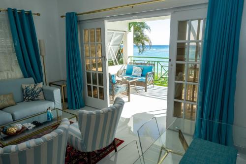 salon z widokiem na ocean w obiekcie Sweet Life Condo w mieście Bridgetown