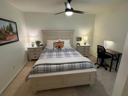 a bedroom with a bed and a ceiling fan at Lovely 2BR 3BA Condo in Auburn
