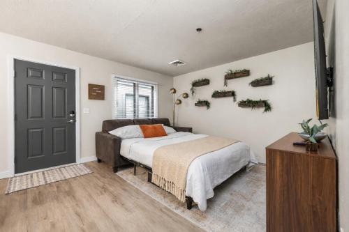 Giường trong phòng chung tại Cozy Condo Downtown Salt Lake City