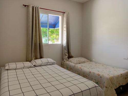 Giường trong phòng chung tại Casa ideal 6 quatros sendo 4 suítes 2 km do centro