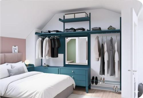 een slaapkamer met een blauwe kast met een spiegel en een bed bij Tiare' in Trani