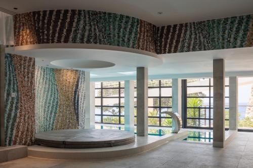 een lobby met een grote raamwand bij CONTiNUUM in Ulcinj