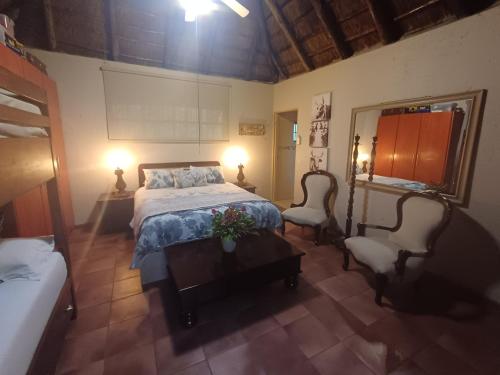 En eller flere senge i et værelse på Lapa Phanzi