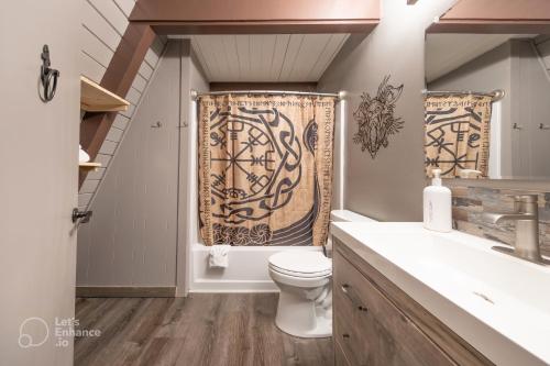 een badkamer met toilet en douchegordijn bij Shorebirds Villas in Ocean Shores