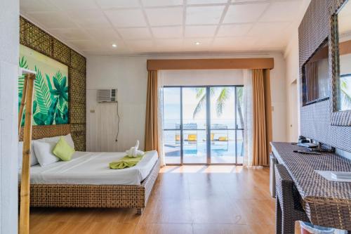 a hotel room with a bed and a bathroom at Mamburise Resort in Batan