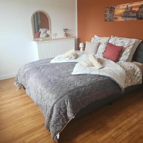 Giường trong phòng chung tại Gîte 3 étoiles à Lessay, Jardin clos, 3 chambres, proche plages, chiens acceptés