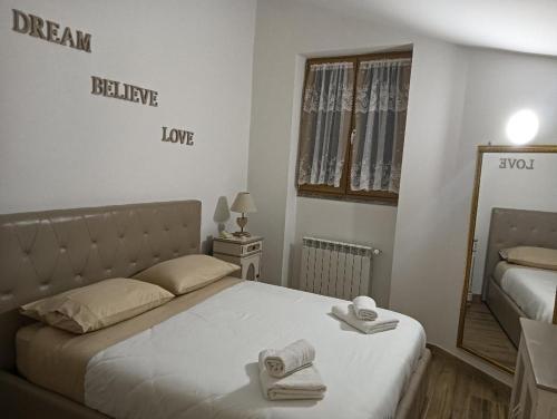 En eller flere senge i et værelse på Al Cottage