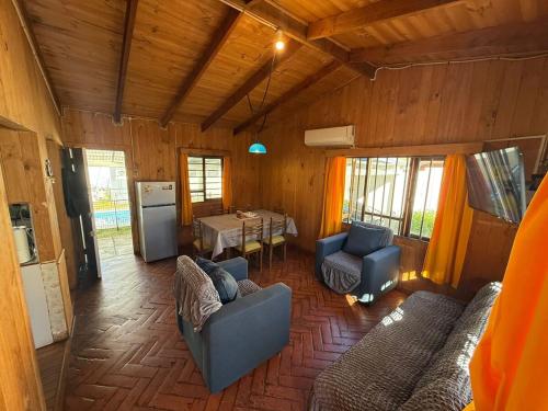 vista sul soffitto di un soggiorno con divani e tavolo di Casa en el centro de Licanray a Licán Ray