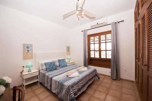 En eller flere senge i et værelse på Villa Pola Marinas