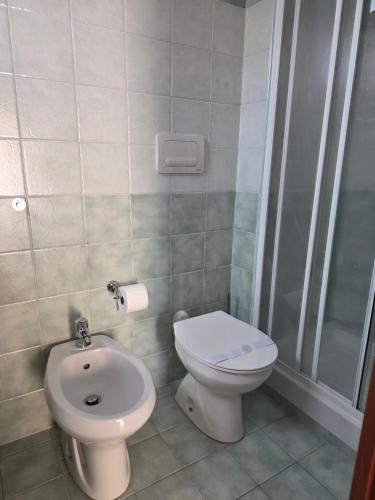 een badkamer met een toilet en een douche bij Aurora Residence in Rome