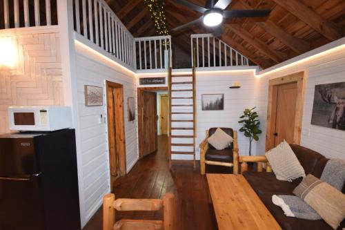 Khu vực ghế ngồi tại High Top cabin at Cabin Fever in NC