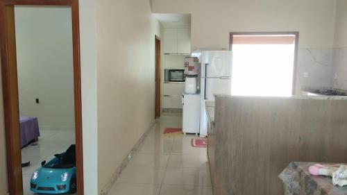 una camera con cucina completa di frigorifero e tavolo di CASA 400 m DA PRAIA 3 QUARTOS GURIRI NORTE a São Mateus