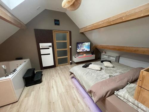 Postel nebo postele na pokoji v ubytování L'ESCALE SECRETE -- SPA et Salle cinéma 4K --