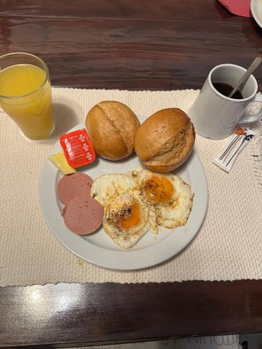 un piatto di uova e pane e una tazza di caffè di Sankara a M'bour