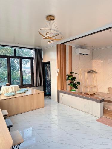 a large room with a bath tub and a large room with aocrinologistsocrin at Holly House Mộc Châu in Mộc Châu