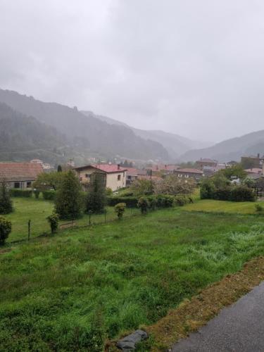 un prato verde con case sullo sfondo di Studio chez Marilou a Arcens