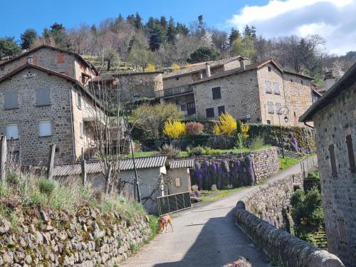 un gruppo di edifici su una collina accanto a una strada di Studio chez Marilou a Arcens