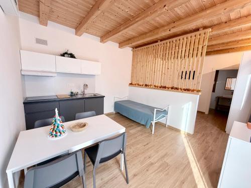 een keuken en eetkamer met een tafel en stoelen bij MARCO APARTMENTS di Locanda da Marco in Pignone