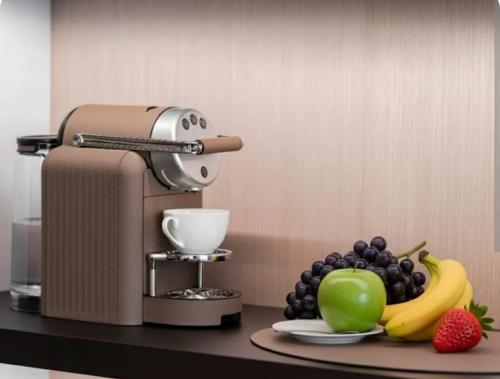 een aanrecht met een mixer en fruit op een tafel bij Tiare' in Trani