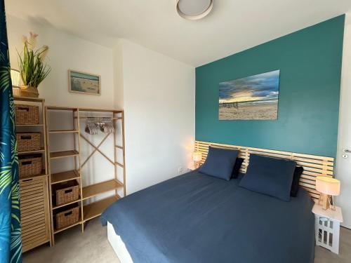 En eller flere senge i et værelse på Les Terrasses du Phare, vue mer, 100m plage, pkg, terrasses, accès PMR