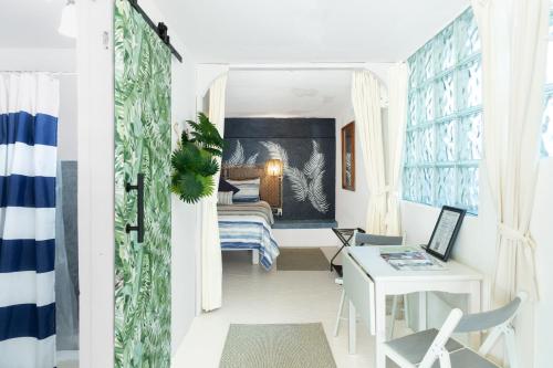 Postel nebo postele na pokoji v ubytování Trade Winds Restaurant & Guest House