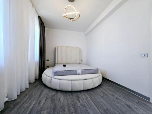 a bedroom with a large white bed in a room at Luxury Private Villa in Tunari