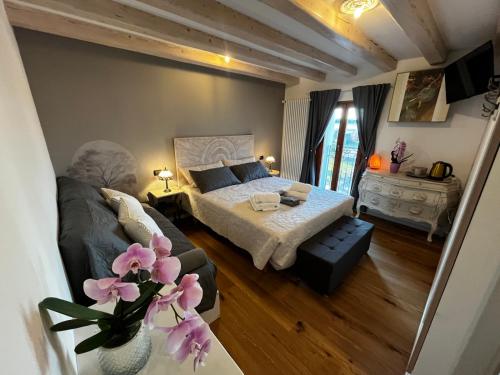 una camera da letto con un letto e un tavolo con dei fiori di Casale Sol Armonie a Codroipo