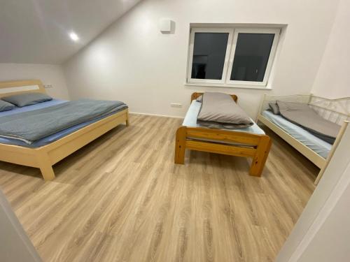 Giường trong phòng chung tại Golden Nest