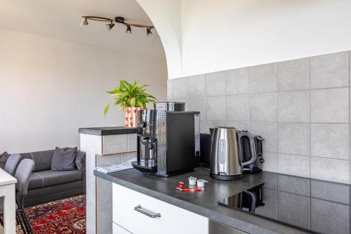 een keuken met een koffiezetapparaat op een aanrecht bij Traumhaftes Studio in Top Lage! in Saint-Louis