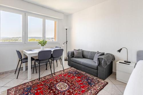 een woonkamer met een bank en een tafel bij Traumhaftes Studio in Top Lage! in Saint-Louis