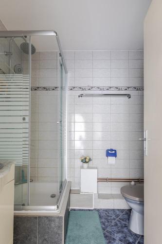 a bathroom with a shower and a toilet and a sink at Traumhaftes Studio in Top Lage! in Saint-Louis