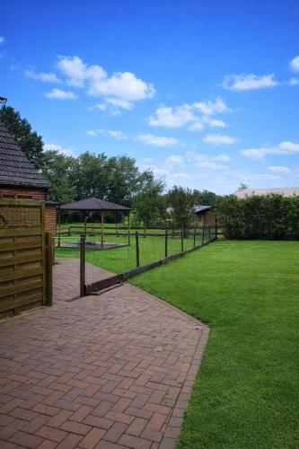 a park with a fence and a grass field at Familien- & haustierfreundliche Ferienwohnung mit Garten nahe Ostsee in Schashagen