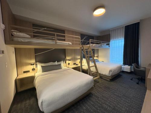 Postel nebo postele na pokoji v ubytování La Quinta Inn & Suites by Wyndham Kelowna BC