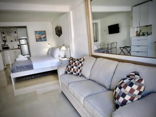 En eller flere senge i et værelse på SEGOVIA STUDIO UNITS