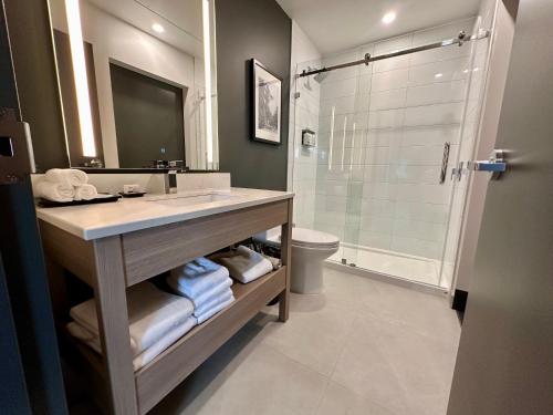 Koupelna v ubytování La Quinta Inn & Suites by Wyndham Kelowna BC