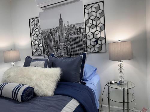 een slaapkamer met een blauw bed en uitzicht op de stad bij My Dream Space in Orange Park