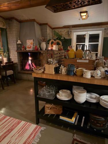 eine Küche mit einem Tisch und Geschirr darauf in der Unterkunft Bondasgården in Lima