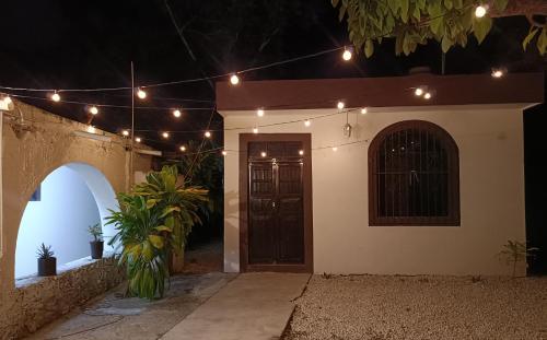 een huis met een deur met verlichting bij Casa Polito in Izamal