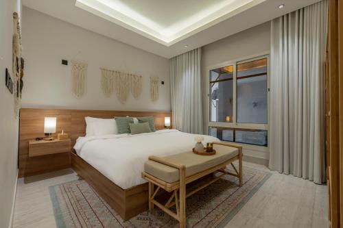 Giường trong phòng chung tại Layali Properties - Boho Oasis 3BR Apt - Convention and Exhibition Center