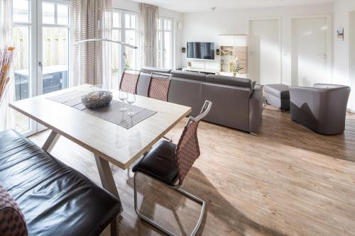 een woonkamer met een tafel en stoelen bij Utspann in Norderney