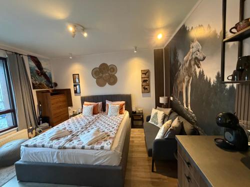 una camera da letto con un letto e un divano di Luxury Studio2 in Hotel Friends Spa a Bansko